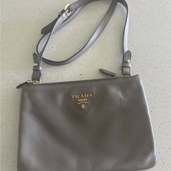 Prada
Vitello Phenix Double Zip Crossbody Bag gray - Picture 1 of 16